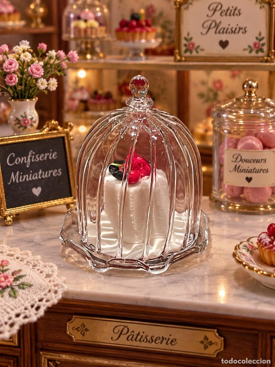 Casas de mu&ntilde;ecas: Tarta fresca en campana de cristal para casa de mu&ntilde;ecas