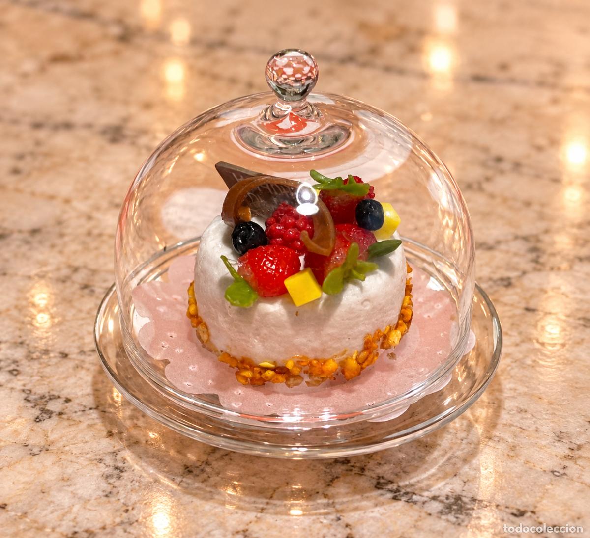 Doll houses: Tarta de frutas &ldquo;Happy Birthday&rdquo; con soporte de cristal Miniatura casa de mu&ntilde;ecas