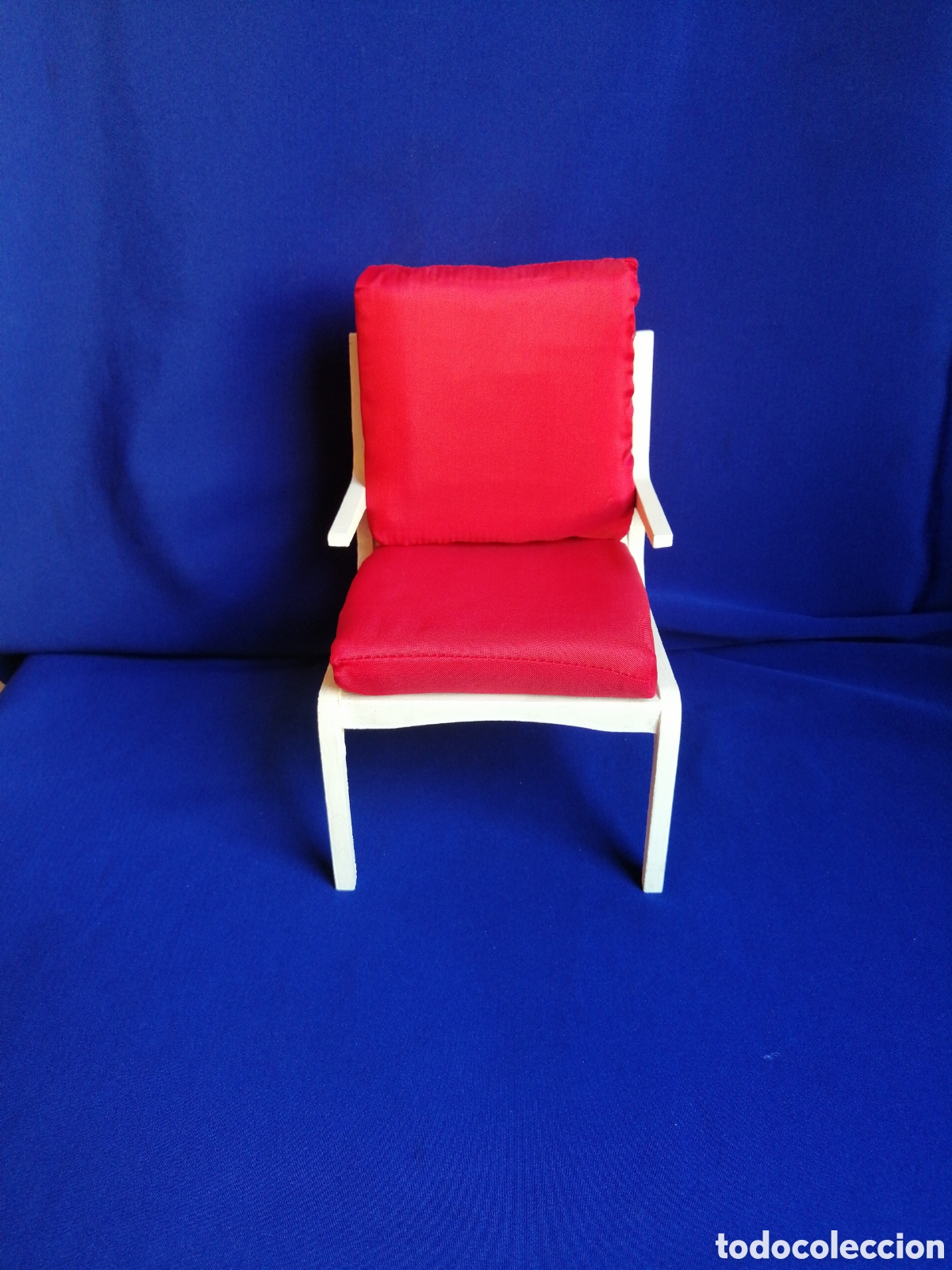 Casas de mu&ntilde;ecas: SILLA EN MINIATURA DE ESTRUTURA BLANCA CON COJINES TAPIZADOS COLOR ROJO BRILLANTE
