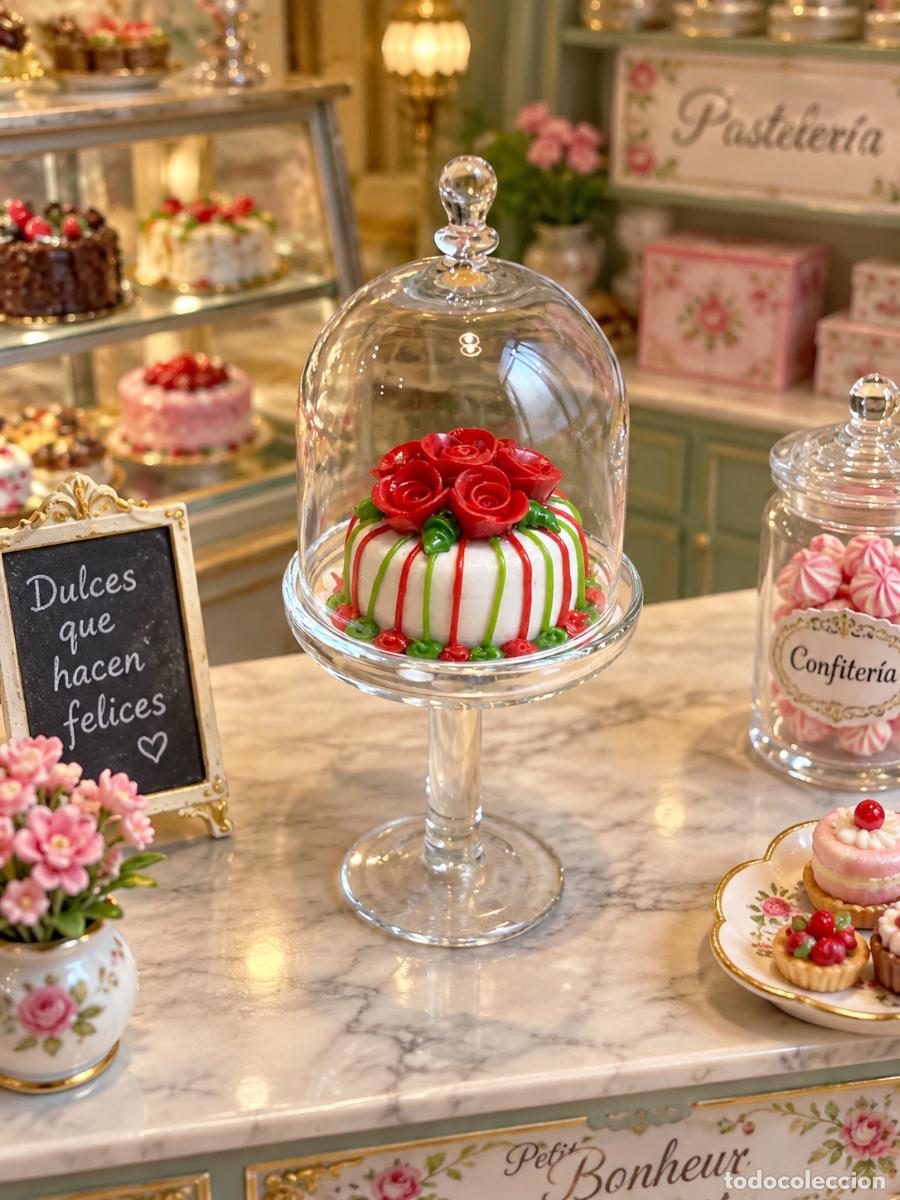 Doll houses: Tarta navide&ntilde;a en campana de cristal para la casa de mu&ntilde;ecas