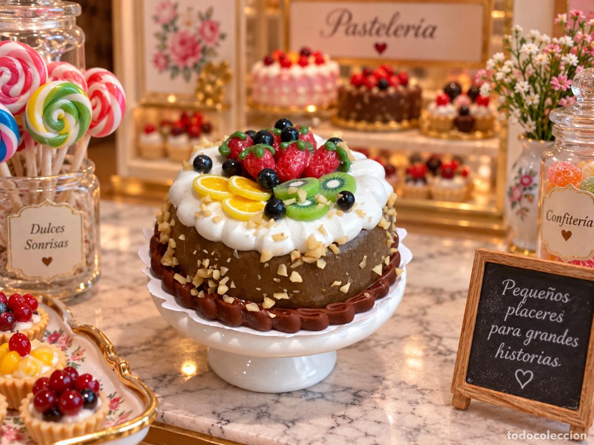 Casas de mu&ntilde;ecas: Tarta de frutas y chocolate en soporte de cer&aacute;mica comida miniatura casa de mu&ntilde;ecas