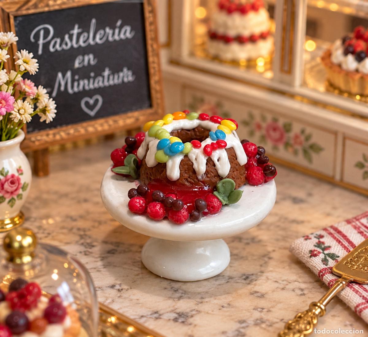Casas de mu&ntilde;ecas: Tarta colores en soporte de cer&aacute;mica comida miniatura casa de mu&ntilde;ecas