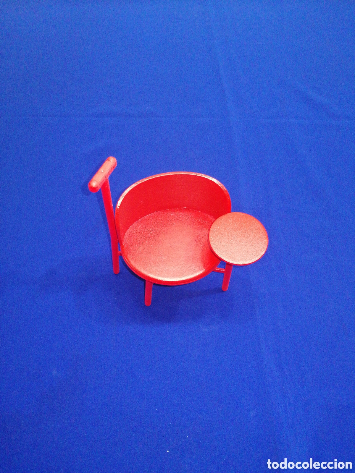 Casas de mu&ntilde;ecas: SILLA MODERNISTA MINIATURA COLOR ROJO