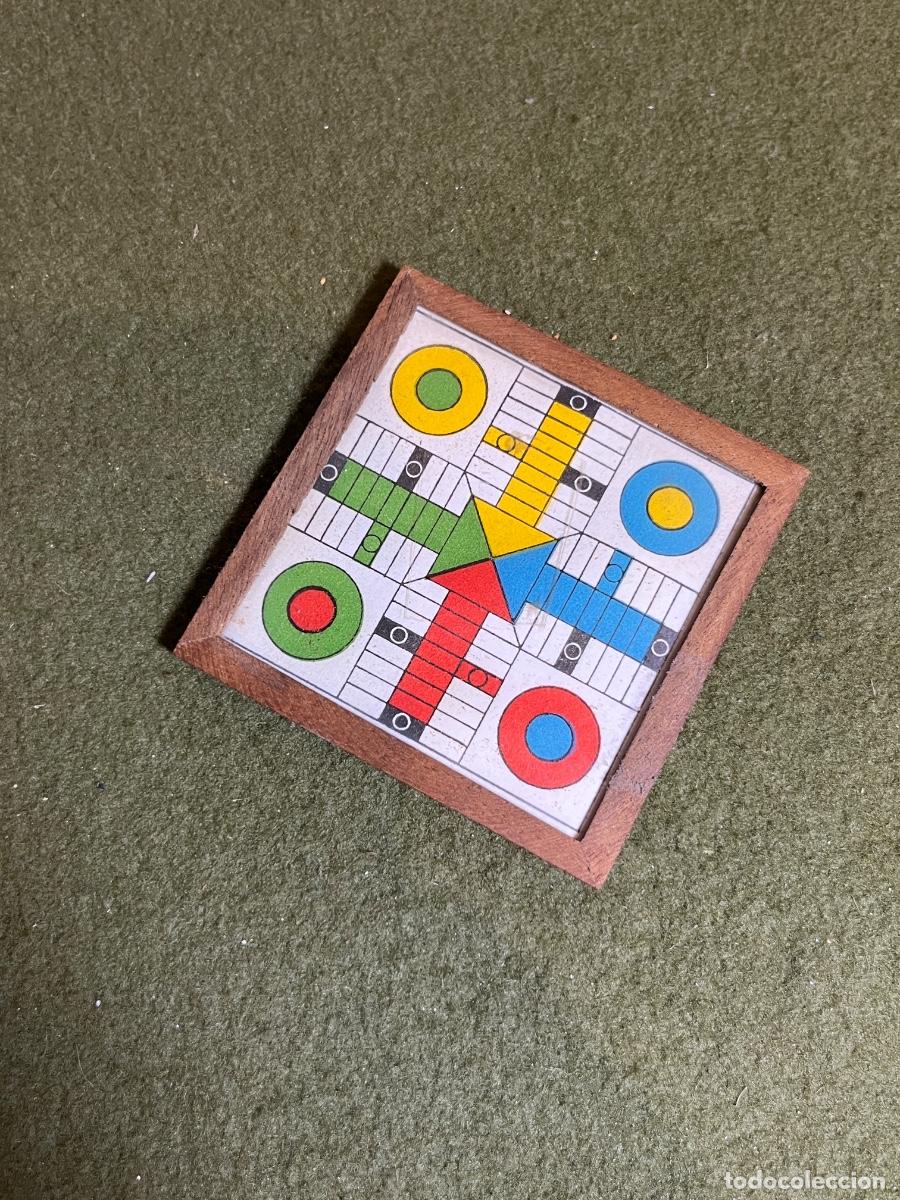 Casas de mu&ntilde;ecas: Antiguo juego de Parch&iacute;s miniatura de madera artesanal &ndash; Completo con fichas, cubiletes y dado &ndash; Jue