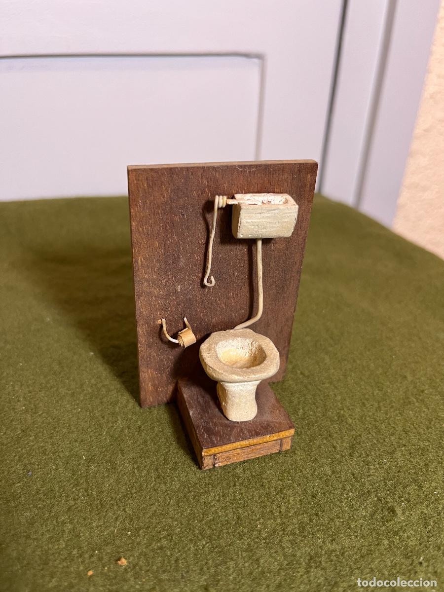 Casas de mu&ntilde;ecas: Antiguo retrete miniatura artesanal de madera y escayola &ndash; Accesorio para casa de mu&ntilde;ecas, diorama o