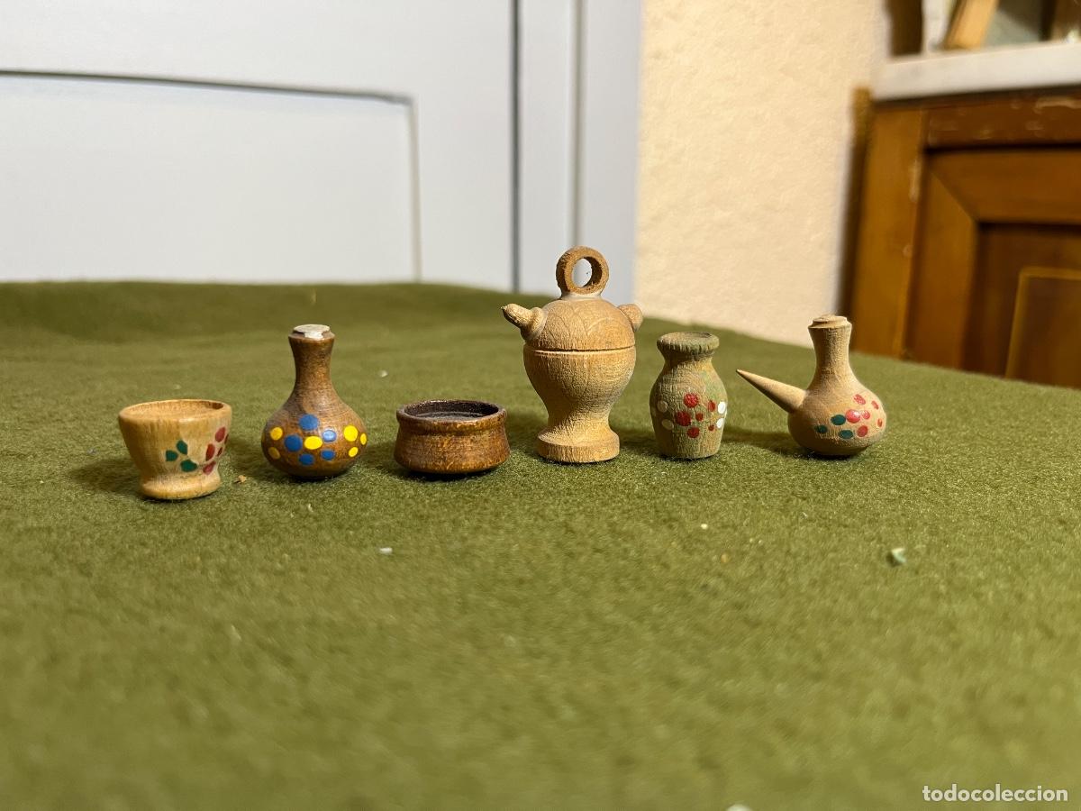 Casas de mu&ntilde;ecas: Lote de 6 antiguas miniaturas de madera torneada pintadas a mano &ndash; Menaje r&uacute;stico para casas de mu&ntilde;e
