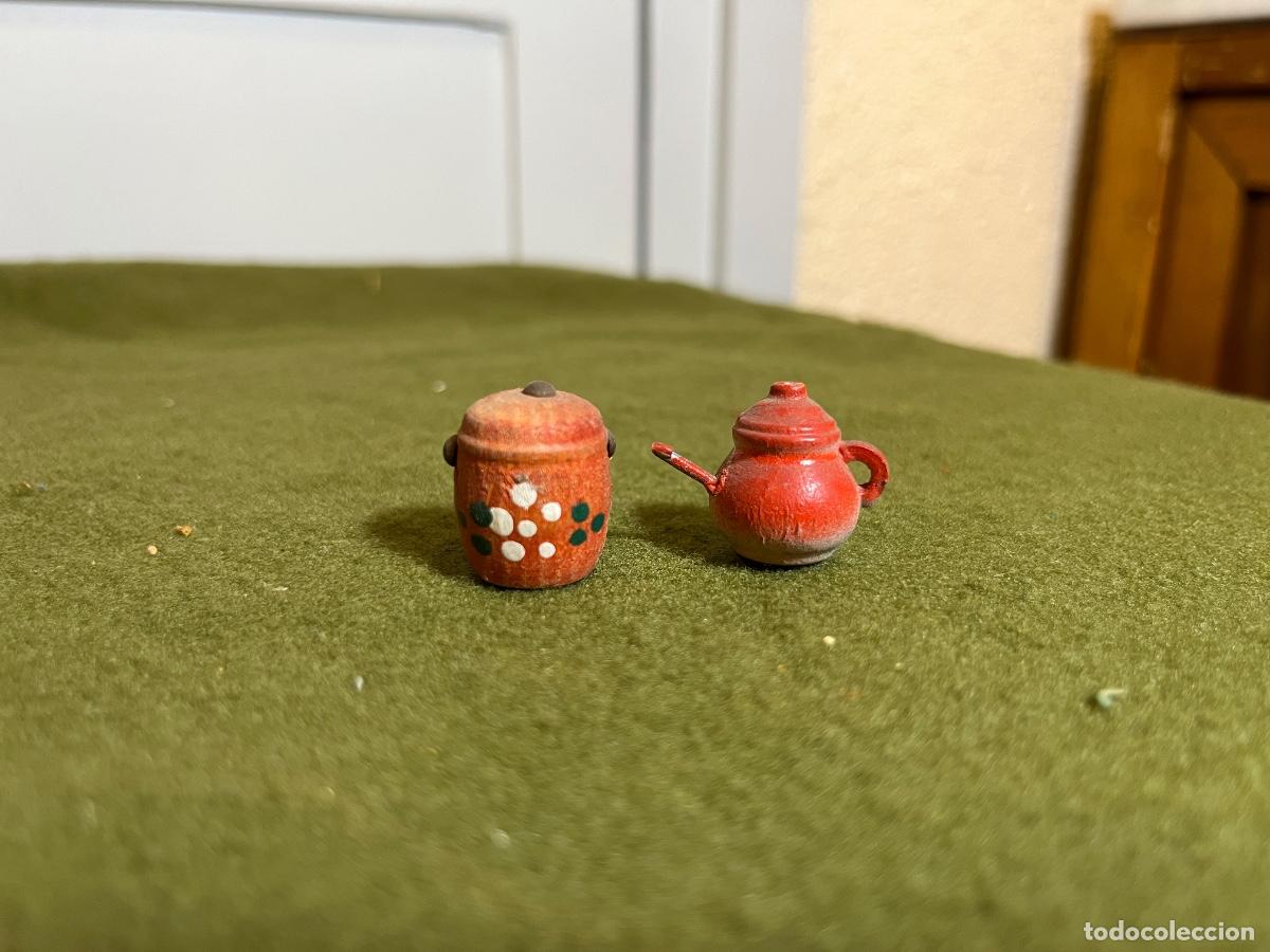 Casas de mu&ntilde;ecas: Pareja de antiguas miniaturas de madera torneada pintadas a mano &ndash; Tetera y bote de cocina &ndash; Casas d