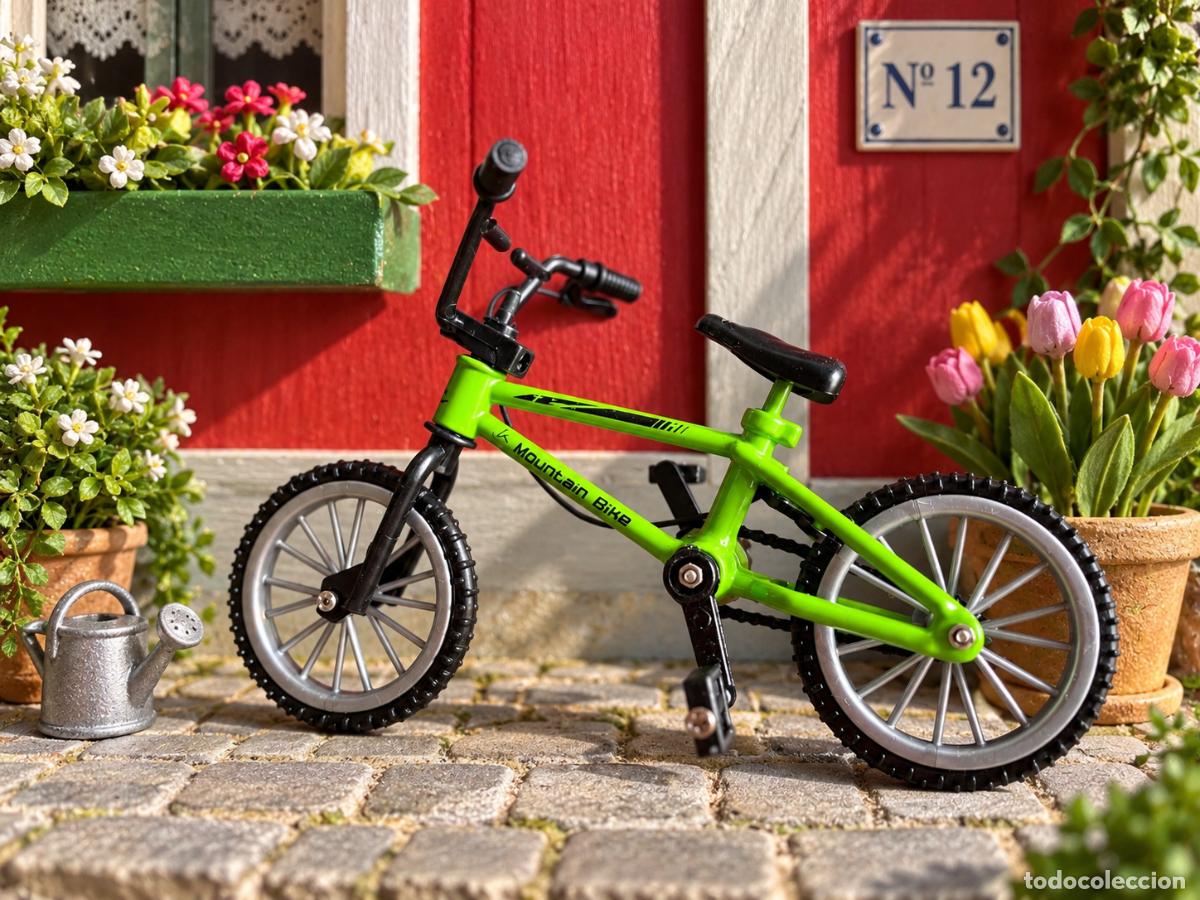 Casas de mu&ntilde;ecas: Bicicleta verde en miniatura para casa mu&ntilde;ecas