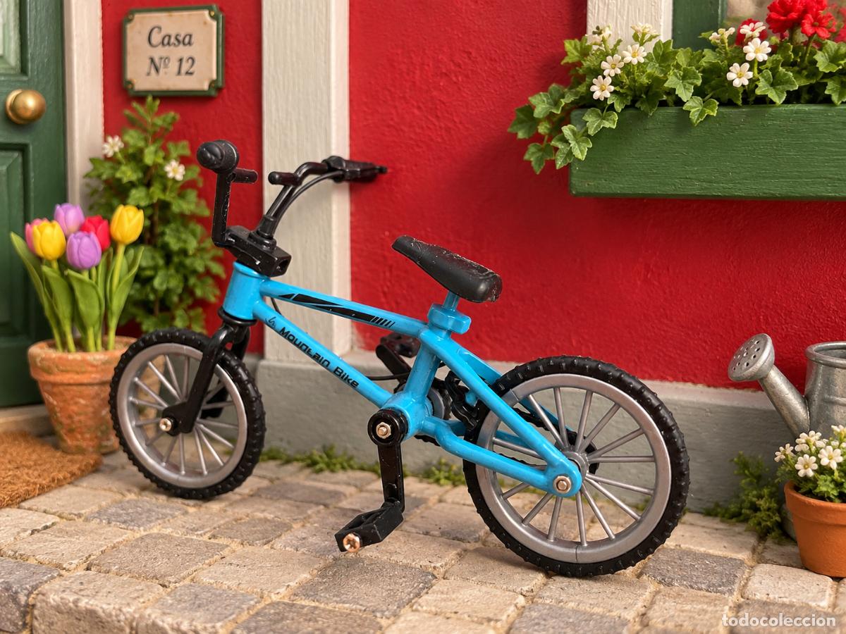 Doll houses: Bicicleta azul en miniatura para casa mu&ntilde;ecas