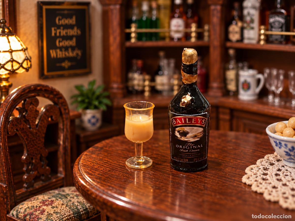 Casas de Bonecas: Botella de Baileys con copa miniatura casa de mu&ntilde;ecas