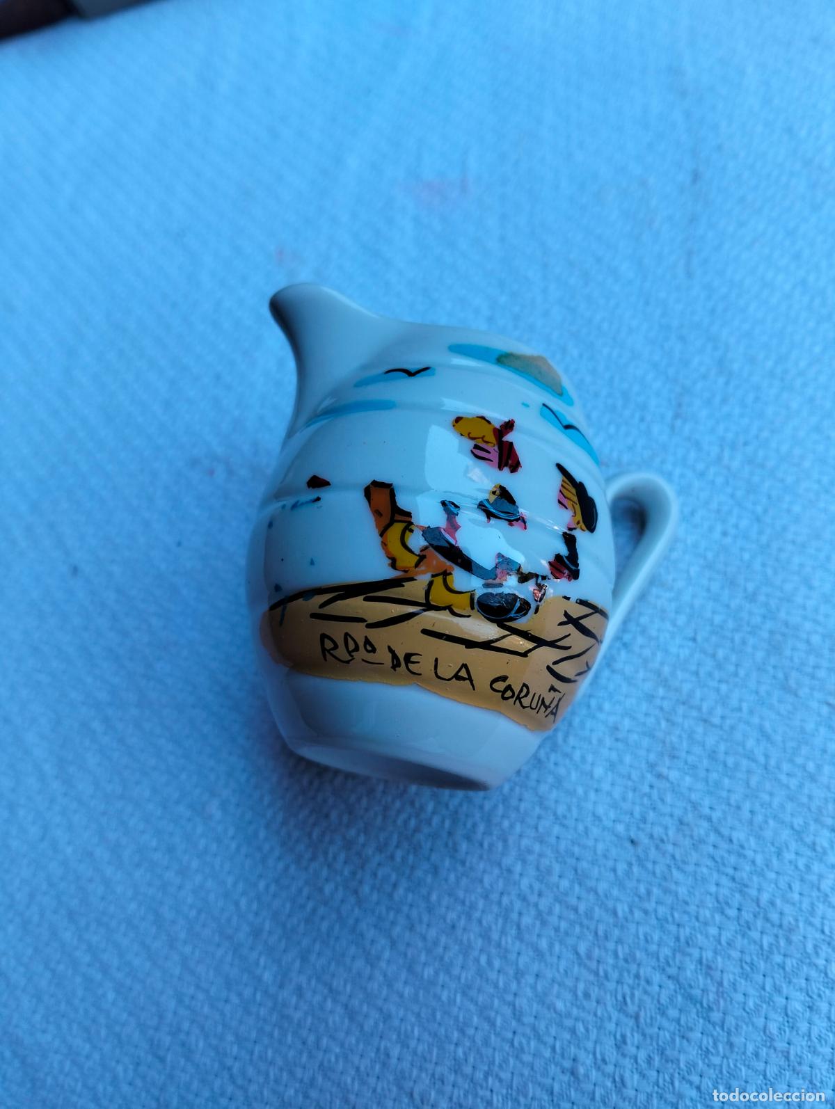 Casas de mu&ntilde;ecas: Jarra en miniatura o juguete de porcelana blanca recuerdo de la Coru&ntilde;a dibujo pintado a&ntilde;os 50-60