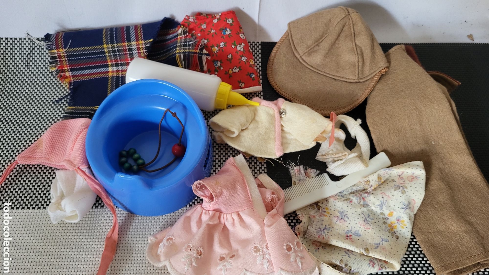 Casas de mu&ntilde;ecas: Lote ropa y accesorios mu&ntilde;ecas - Foto 2