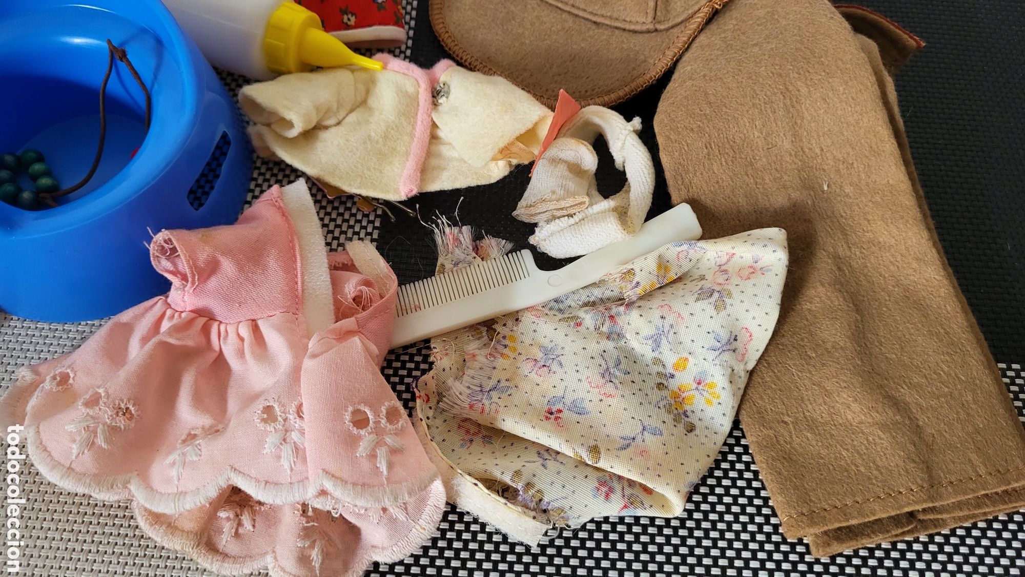 Casas de mu&ntilde;ecas: Lote ropa y accesorios mu&ntilde;ecas - Foto 3