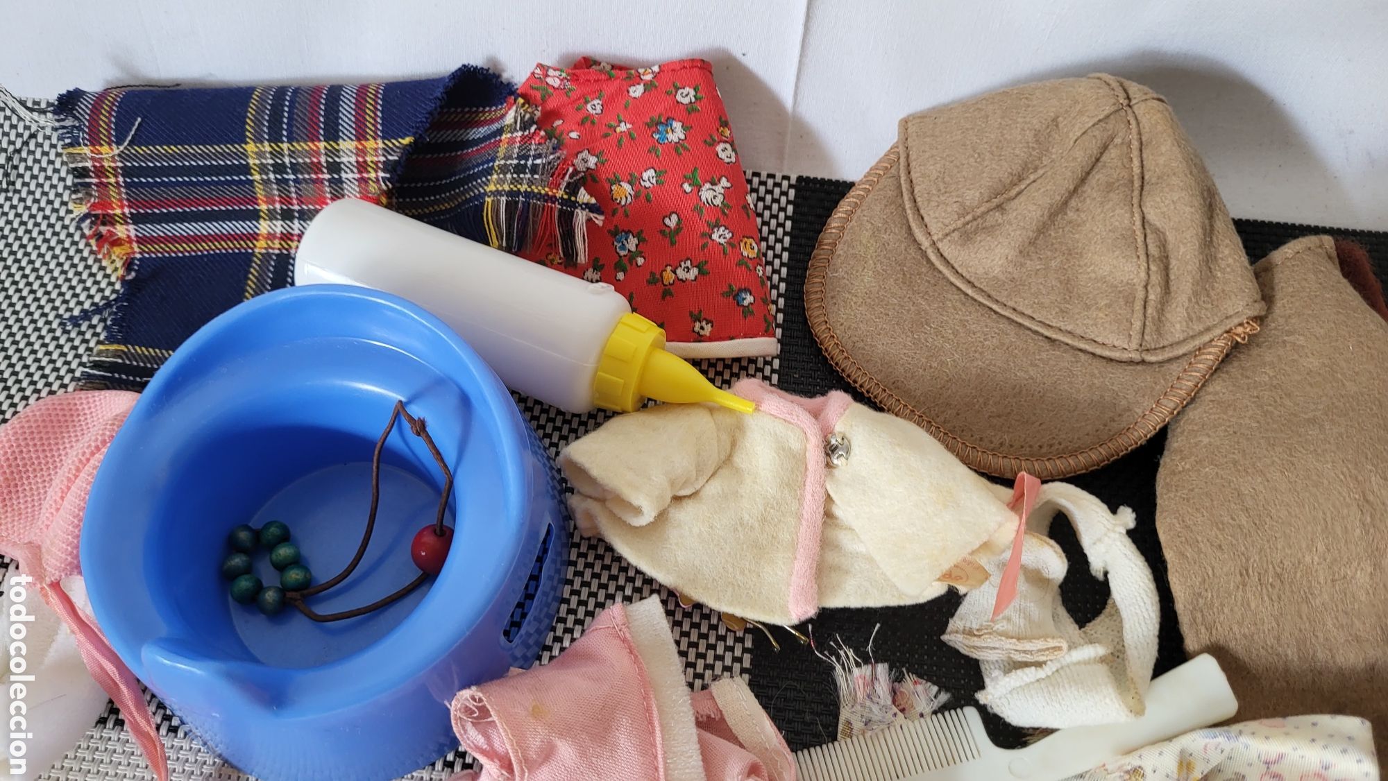 Casas de mu&ntilde;ecas: Lote ropa y accesorios mu&ntilde;ecas - Foto 4