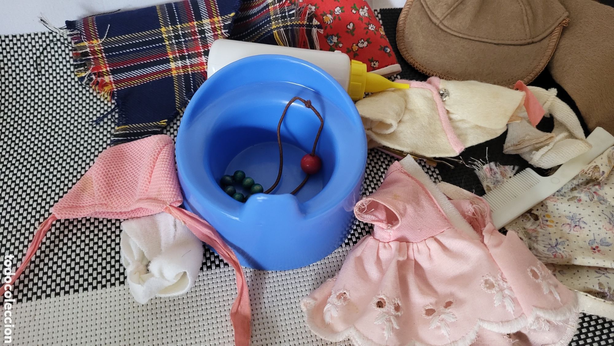 Casas de mu&ntilde;ecas: Lote ropa y accesorios mu&ntilde;ecas - Foto 5