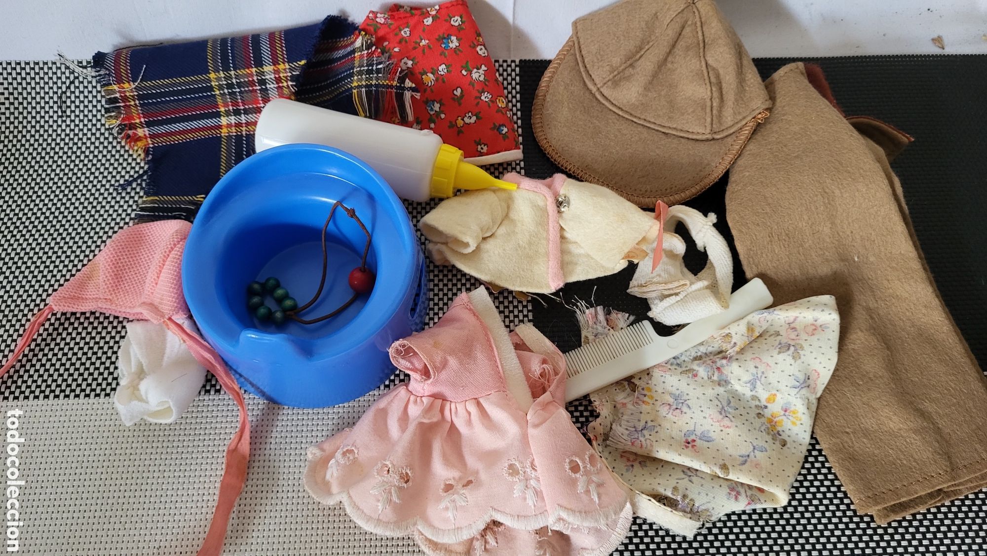 Casas de mu&ntilde;ecas: Lote ropa y accesorios mu&ntilde;ecas