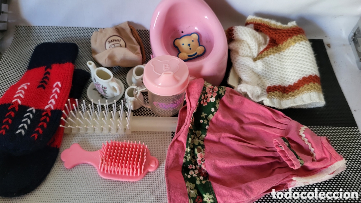 Casas de mu&ntilde;ecas: Lote ropa y varios accesorios mu&ntilde;ecas - Foto 2
