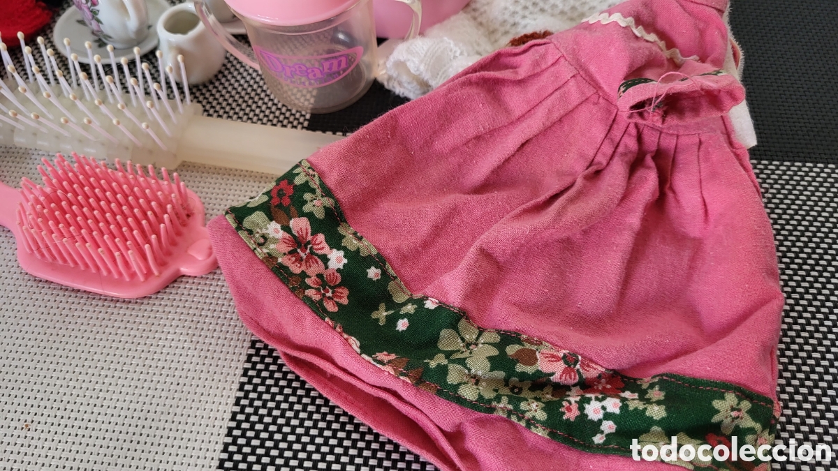 Casas de mu&ntilde;ecas: Lote ropa y varios accesorios mu&ntilde;ecas