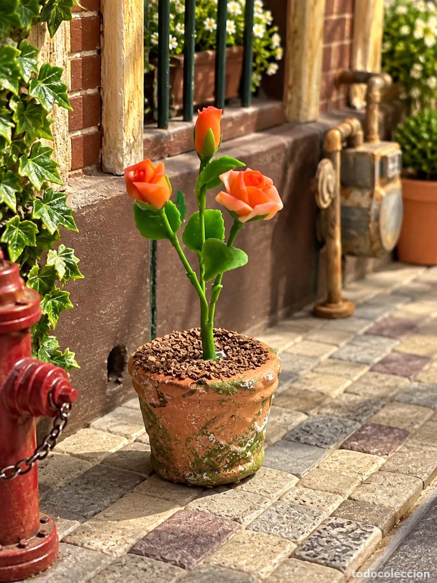 Casas de mu&ntilde;ecas: Precioso rosal con maceta con musgo en miniatura casa de mu&ntilde;ecas