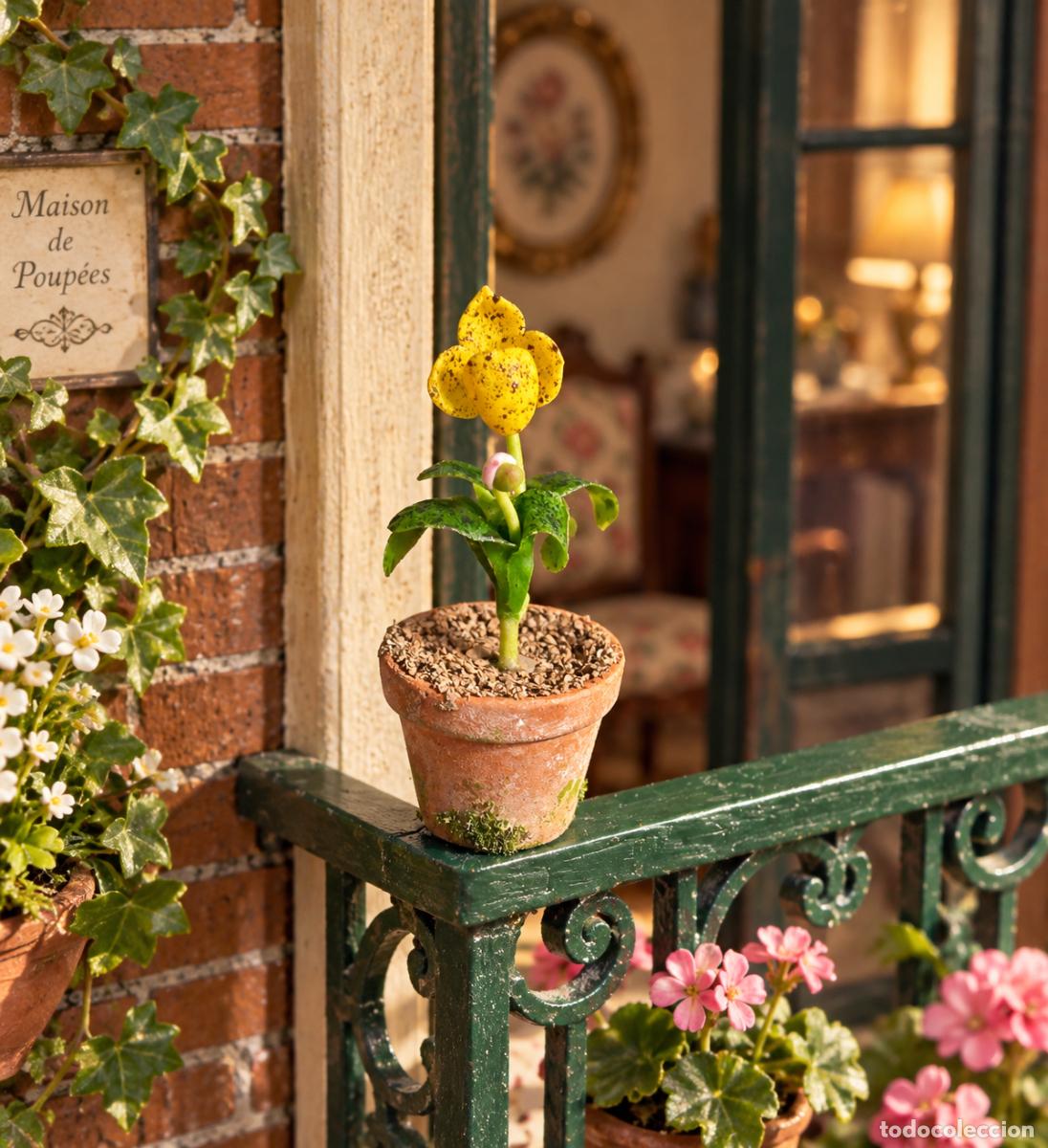 Maisons de Poup&eacute;es: Maceta con orqu&iacute;dea amarilla &laquo;Zapatilla de dama&raquo; en miniatura