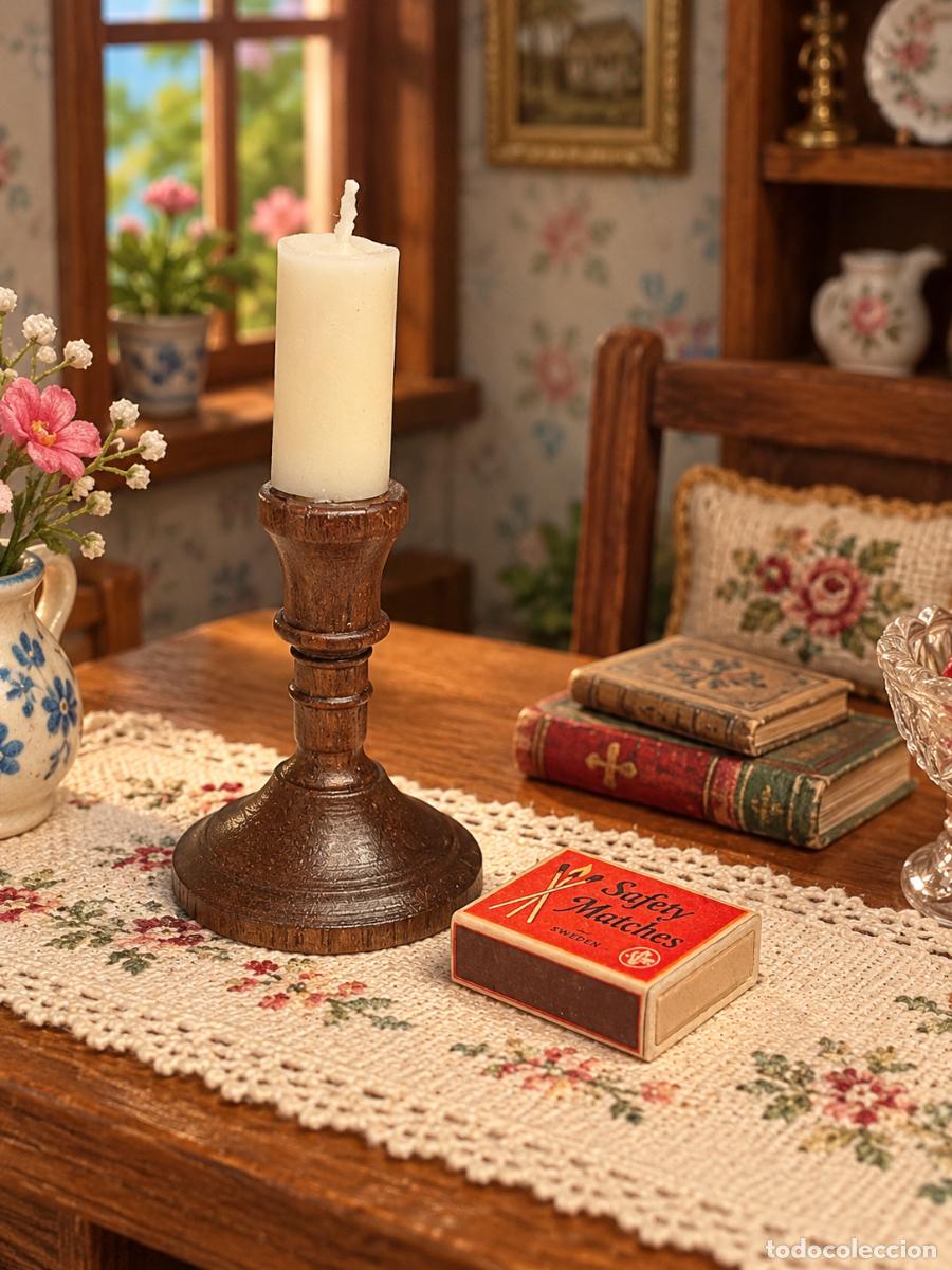Casas de mu&ntilde;ecas: Candelabro de nogal con vela y caja de cerillas en miniatura