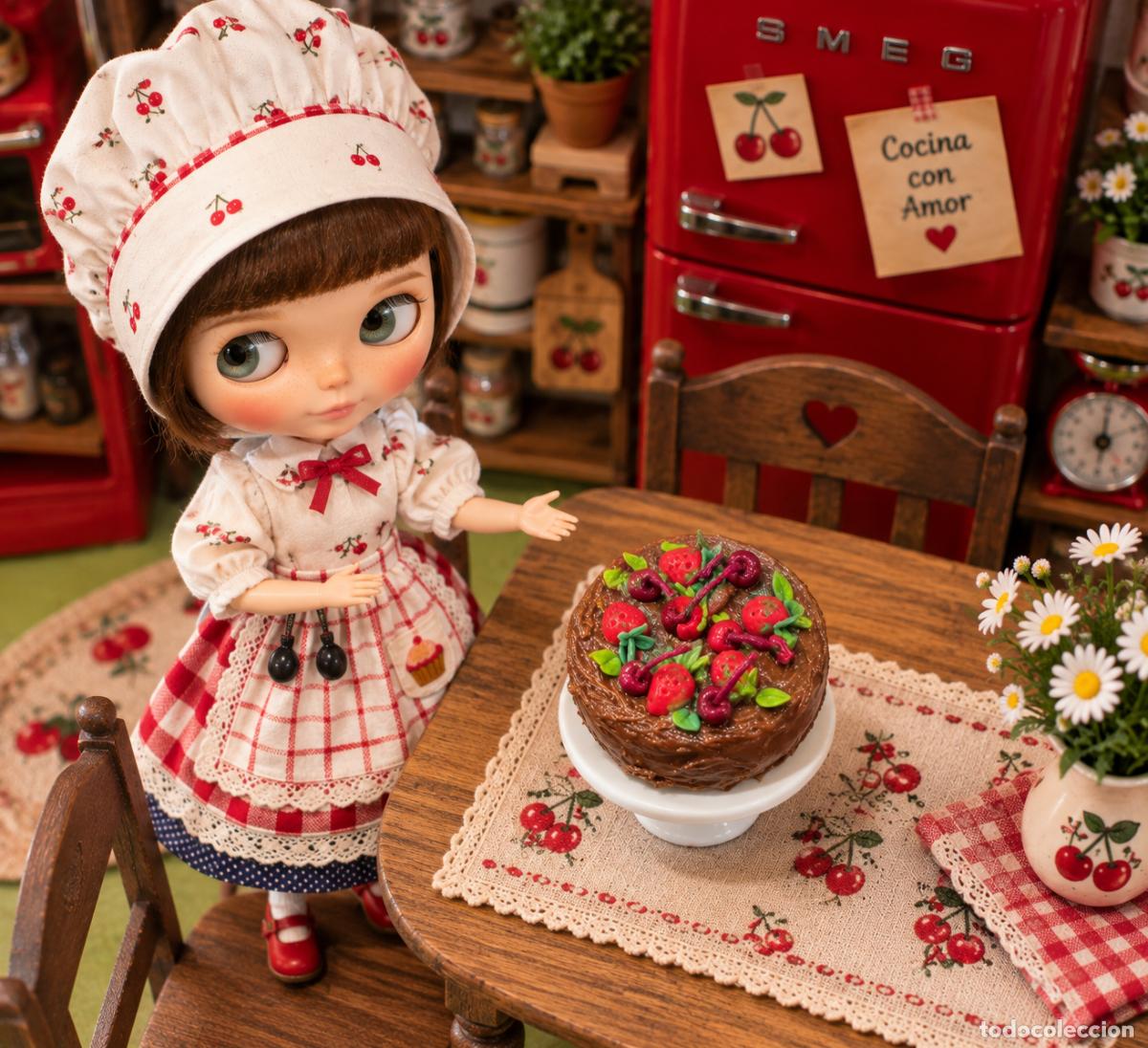 Casas de mu&ntilde;ecas: Tarta de chocolate con cerezas y fresas en soporte de cer&aacute;mica miniatura casa de mu&ntilde;ecas