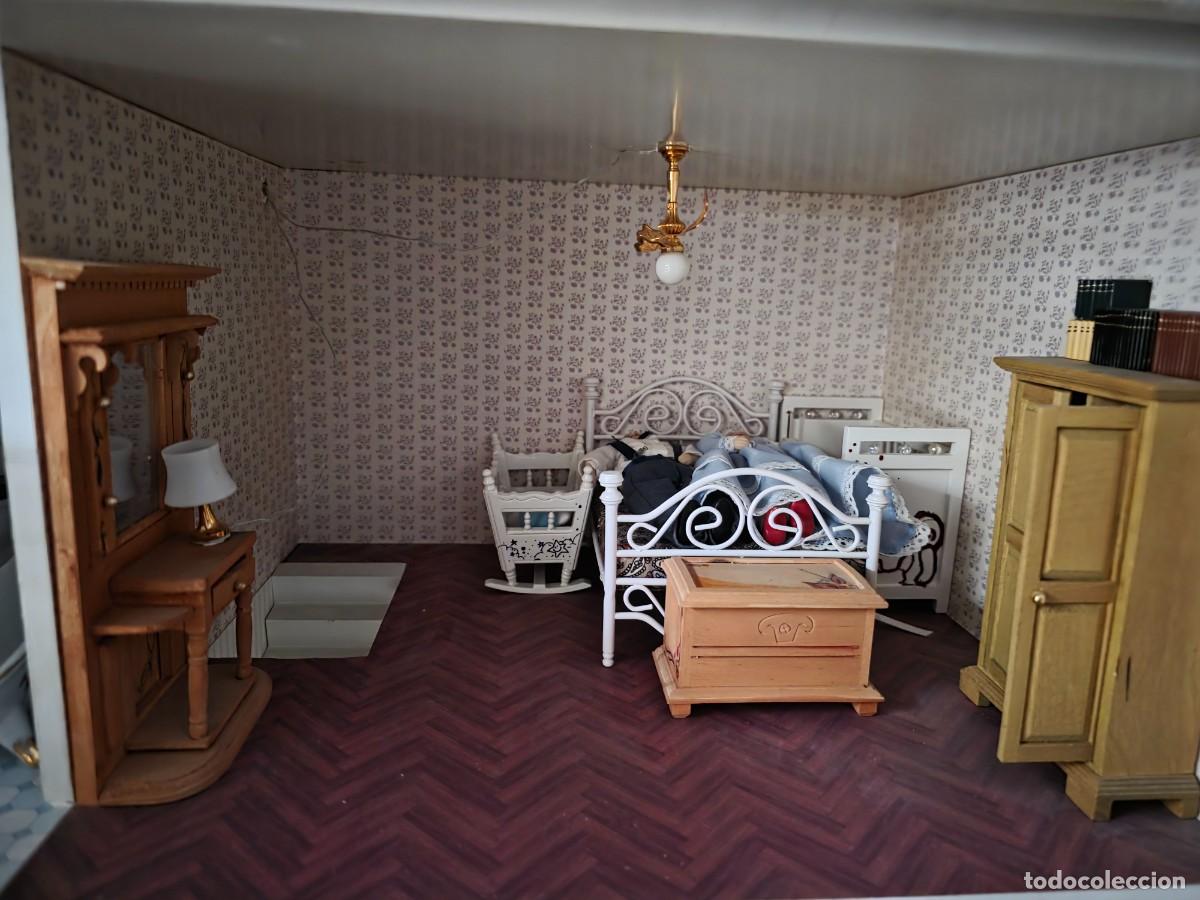 Casas de mu&ntilde;ecas: Preciosa casa de mu&ntilde;ecas cl&aacute;sica de madera con mobiliario detallado e iluminaci&oacute;n