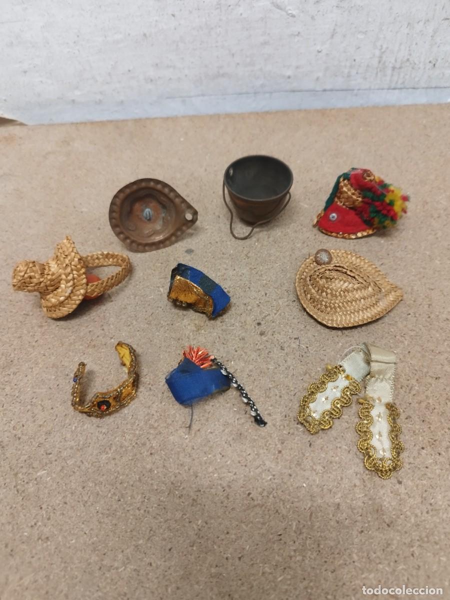 Casas de mu&ntilde;ecas: Antiguos accesorios para mu&ntilde;ecas etnicas.