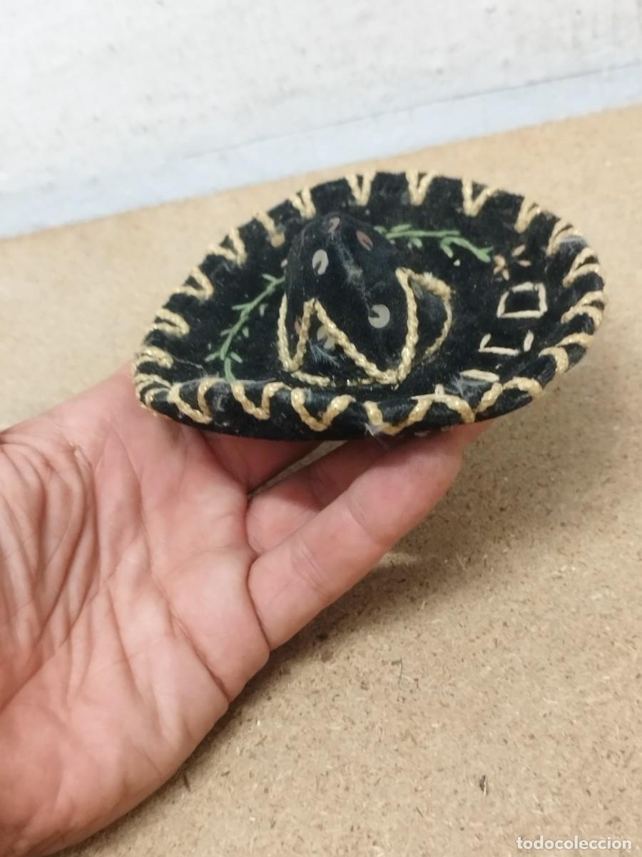 Casas de mu&ntilde;ecas: Antiguo peque&ntilde;o sombrero mejicano para mu&ntilde;eco o figura. Mexico.