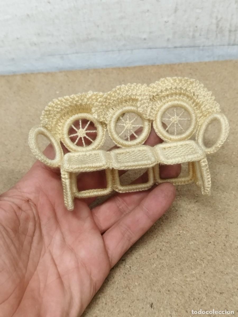 Casas de mu&ntilde;ecas: Antiguo sof&aacute; en miniatura hecho a mano de ganchillo en color crudo, estructura r&iacute;gida. Casa mu&ntilde;ecas.