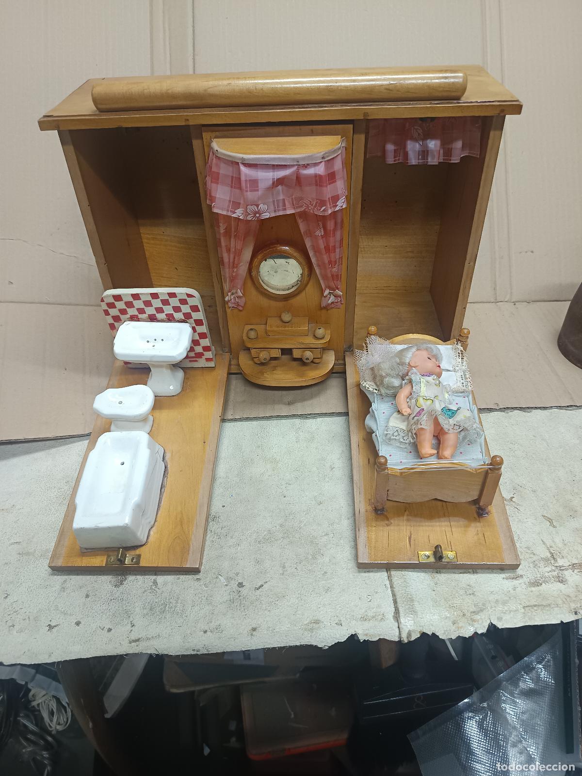 Doll houses: ARMARIO DE MU&Ntilde;ECAS DE MADERA, QUE SE TRASFORMA EN HABITACION CON CAMA. BA&Ntilde;O Y TOCADOR, UNICO EN TC.