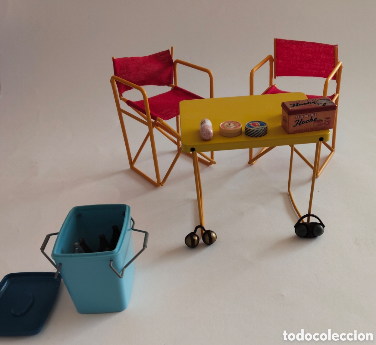 Casas de mu&ntilde;ecas: ANTIGUO CONJUNTO MINIATURA TIPO CAMPING CON NEVERA SILLAS Y MESA BOLAS DE PETANCA Y BOTELLAS DE BEBI