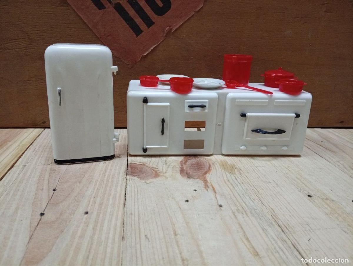 Casas de mu&ntilde;ecas: Cocina con horno, nevera y menaje en miniatura - Pl&aacute;stico - Casa de mu&ntilde;ecas a&ntilde;os 60/70