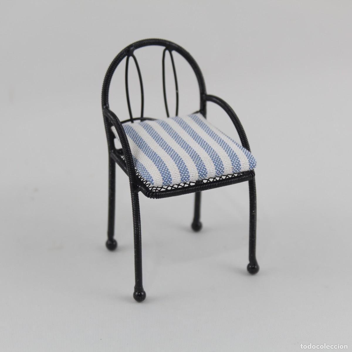 Casas de mu&ntilde;ecas: Silla Jard&iacute;n Casa de Mu&ntilde;ecas Metal Coj&iacute;n Textil Vintage 6,6cm con Caja
