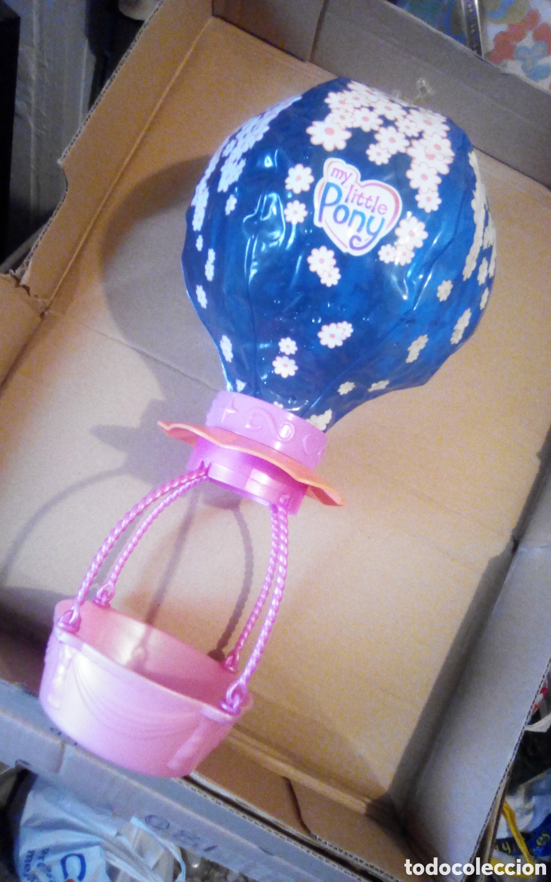 Casas de mu&ntilde;ecas: Globo aerost&aacute;tico my little Pony. Mide total 38 cm., la cesta rosa 12,5 cm. El globo pierde un poco