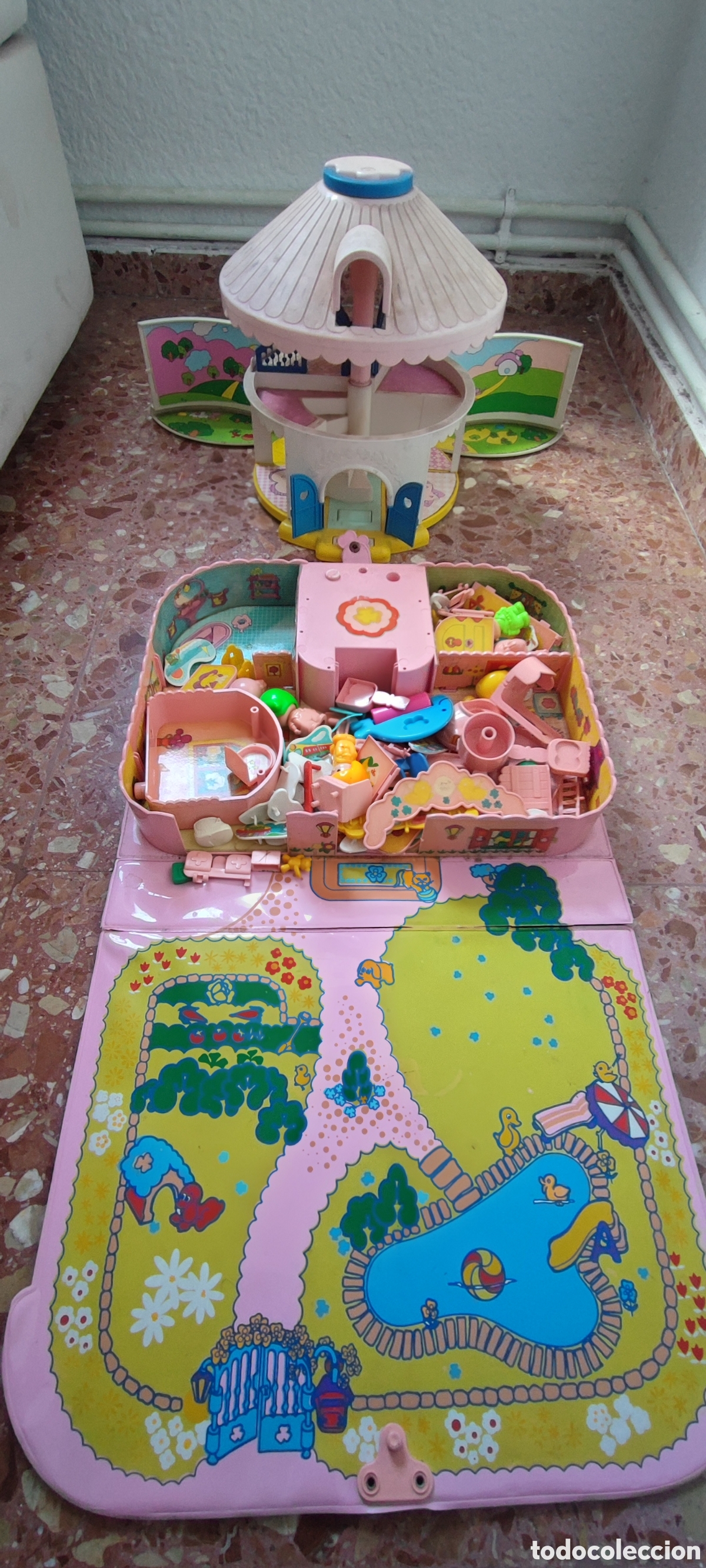 Casas de mu&ntilde;ecas: Lote Caba&ntilde;a Malet&iacute;n Desplegable - Family Feber (A&ntilde;os 80) - Con Figuras y Accesorios