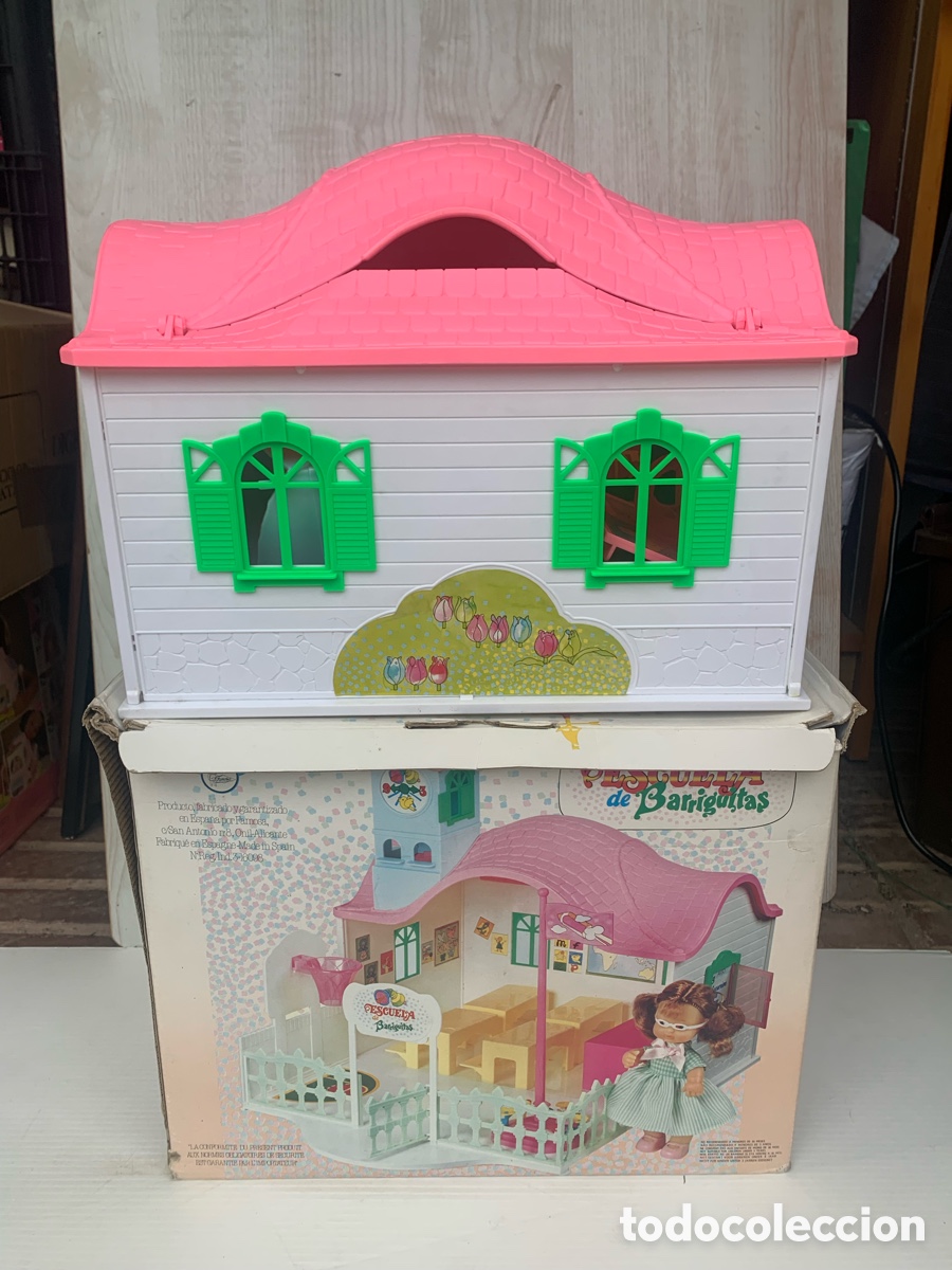 Casas de mu&ntilde;ecas: Escuela barriguitas con caja y mu&ntilde;eca - Foto 1