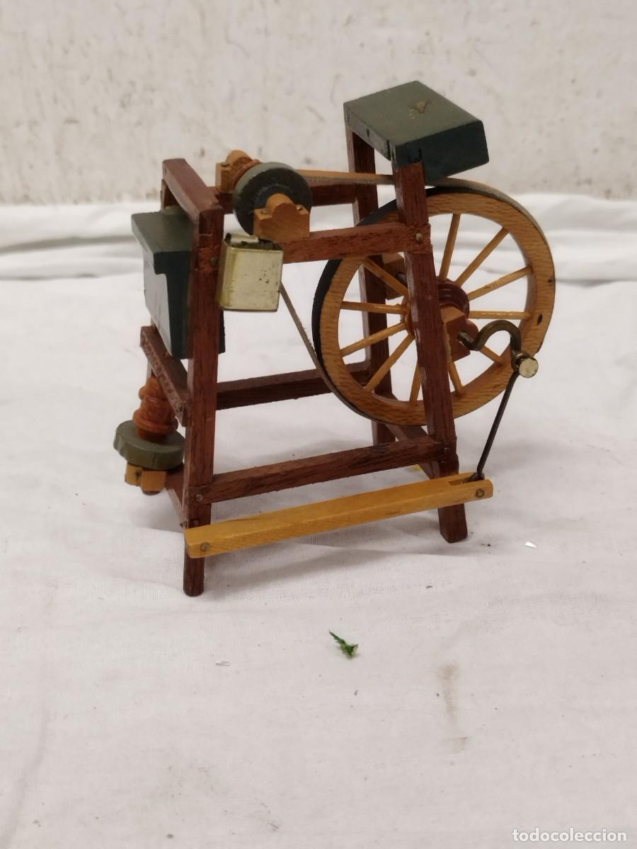 Casas de mu&ntilde;ecas: Antigua Miniatura artesanal de carro de afilador en madera.