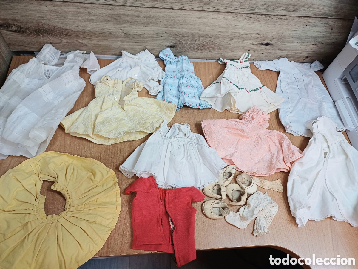 Casas de mu&ntilde;ecas: LOTE VESTIDOS, CONJUNTOS Y ZAPATOS PARA MU&Ntilde;ECA LILI A&Ntilde;OS 50