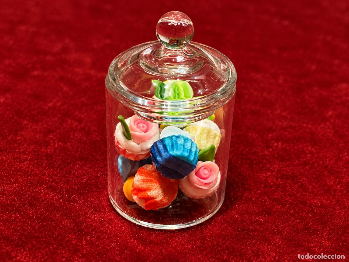 Casas de mu&ntilde;ecas: Bote de cristal relleno de cupcakes de colores en miniatura
