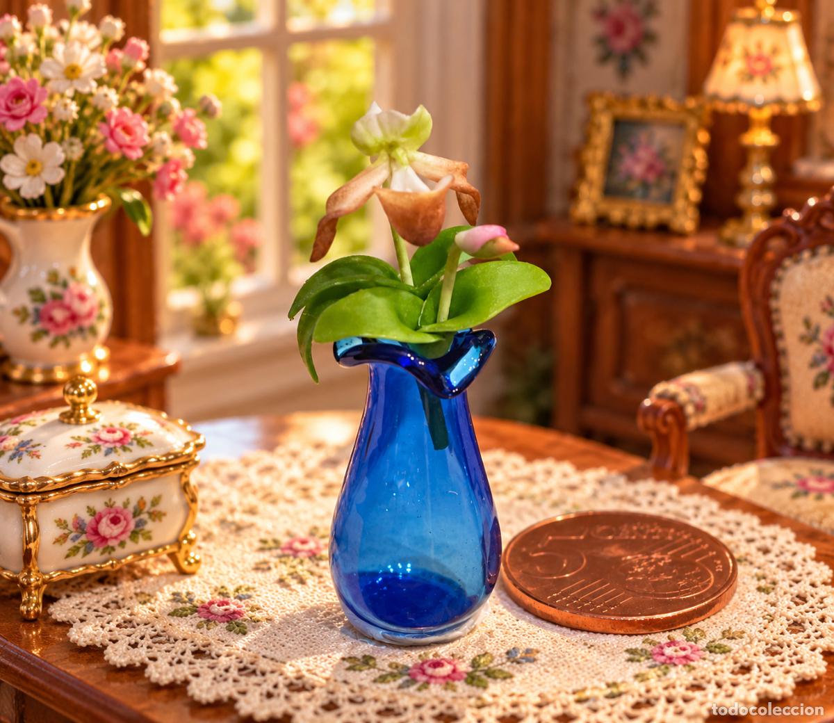 Casas de Bonecas: Jarr&oacute;n de cristal azul con flor miniatura casa de mu&ntilde;ecas
