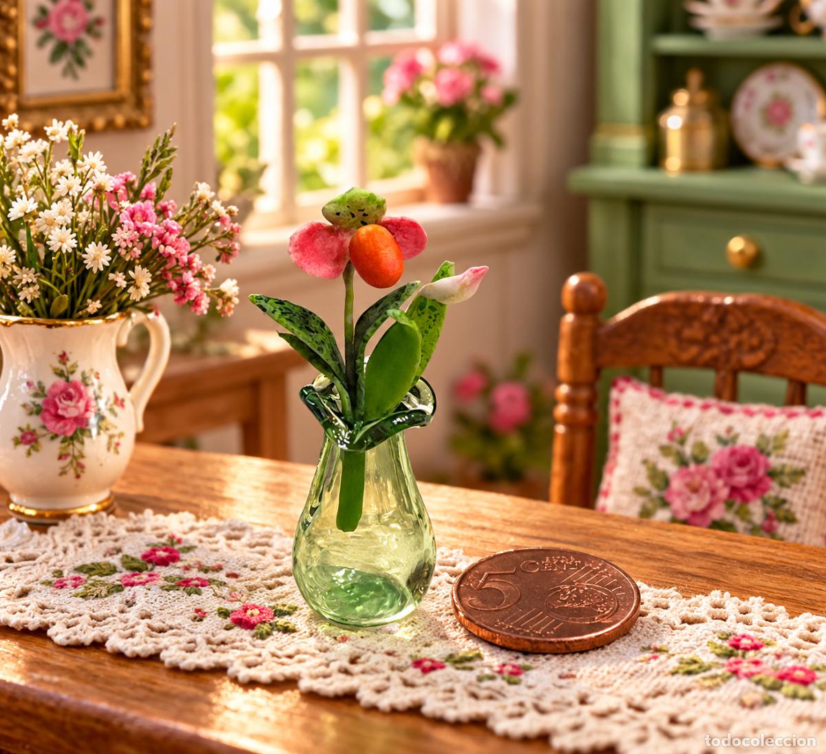 Casas de mu&ntilde;ecas: Jarr&oacute;n de cristal verde con flor miniatura casa de mu&ntilde;ecas