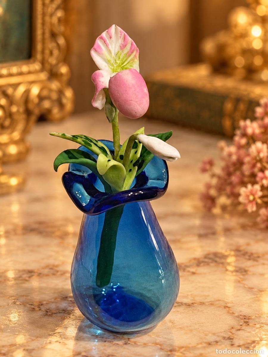 Casas de mu&ntilde;ecas: Jarr&oacute;n azul con flor miniatura casa de mu&ntilde;ecas