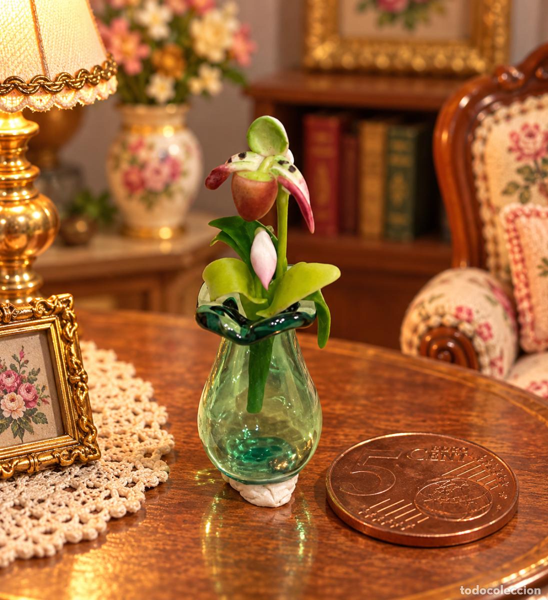 Casas de mu&ntilde;ecas: Jarr&oacute;n verde con flor miniatura casa de mu&ntilde;ecas