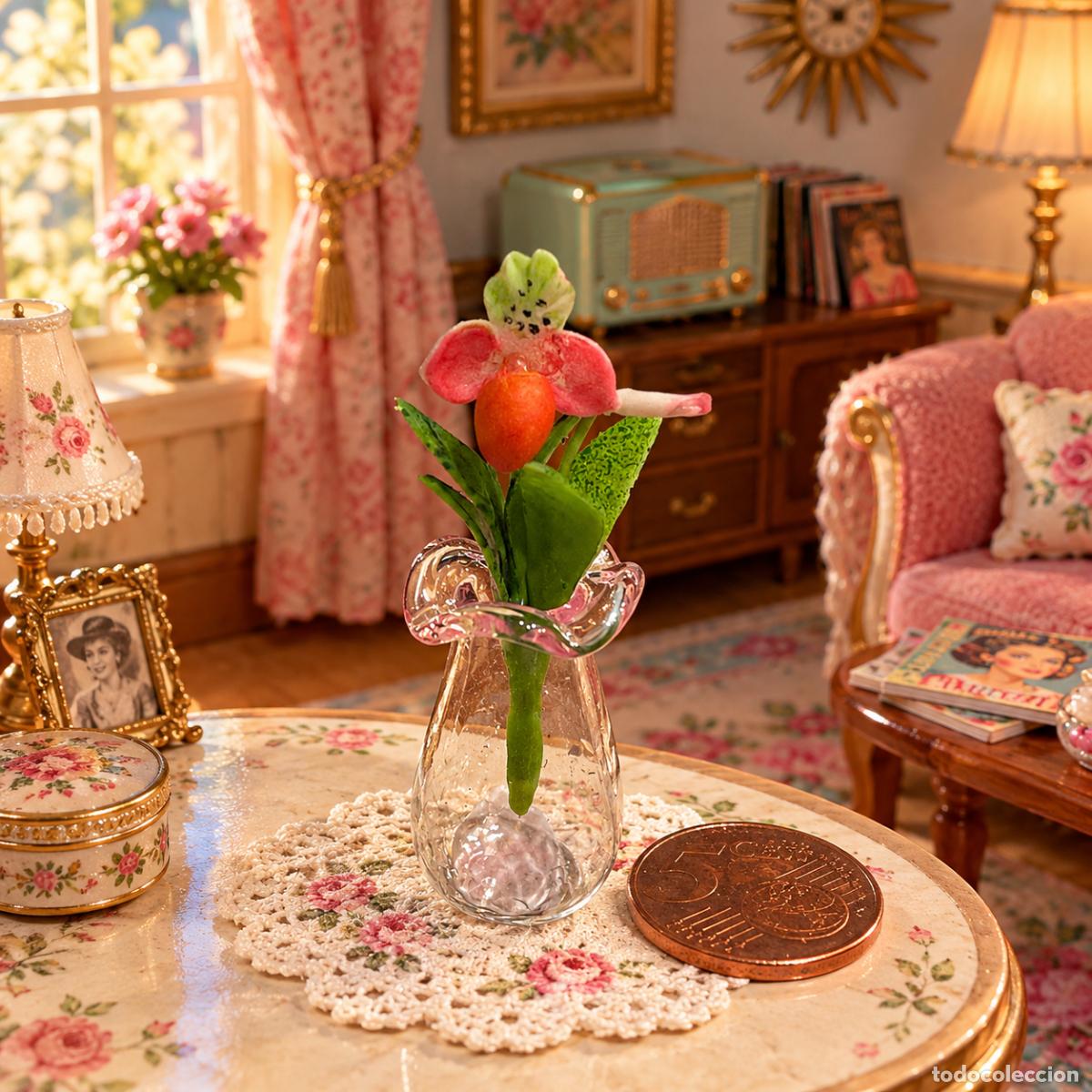 Casas de mu&ntilde;ecas: Jarr&oacute;n de cristal ros&aacute;ceo con flor miniatura casa de mu&ntilde;ecas