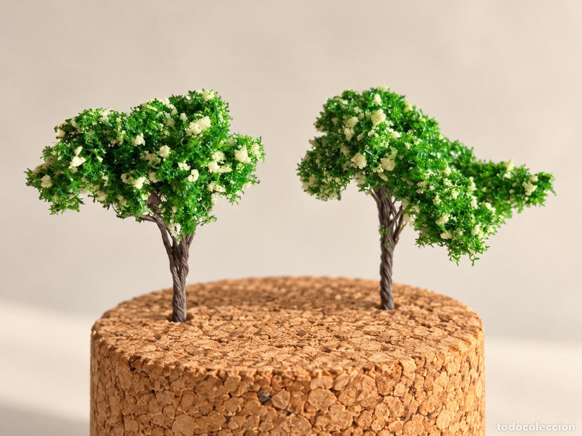 Casas de Bonecas: Dos &aacute;rboles con flores blancas para casa de mu&ntilde;ecas o jard&iacute;n de hadas Plantas miniatura