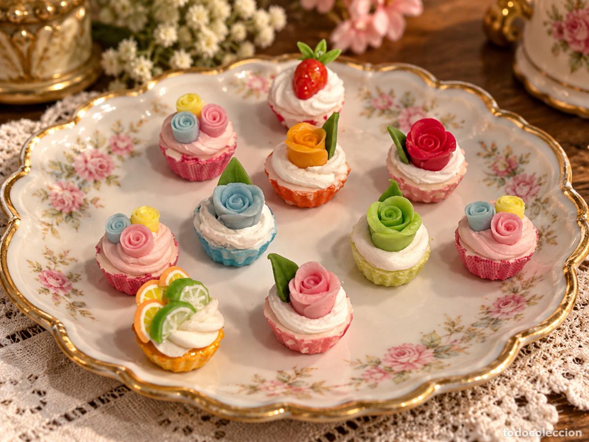 Casas de mu&ntilde;ecas: Surtido de pasteles con flor en miniatura