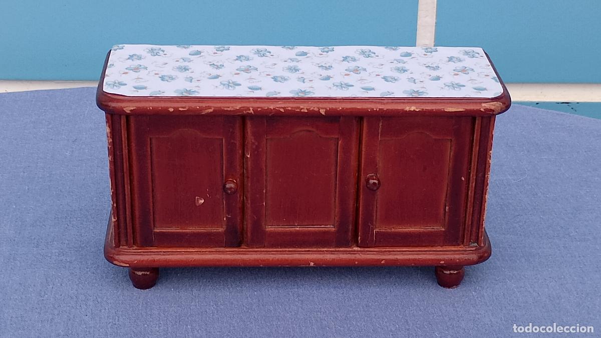 Casas de mu&ntilde;ecas: Antiguo mueble c&oacute;moda de madera en miniatura para casas de mu&ntilde;ecas