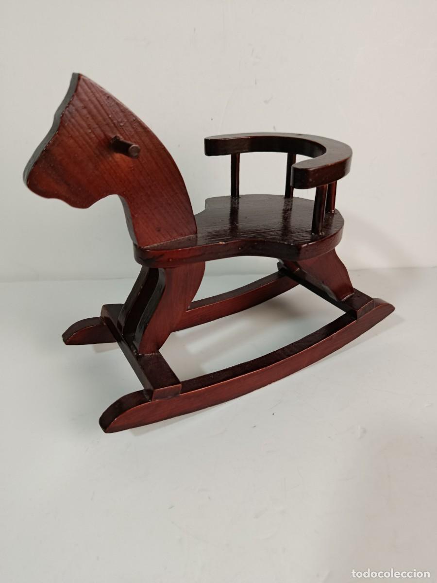 Casas de mu&ntilde;ecas: SILLA BALANCIN DE MADERA FORMA CABALLO