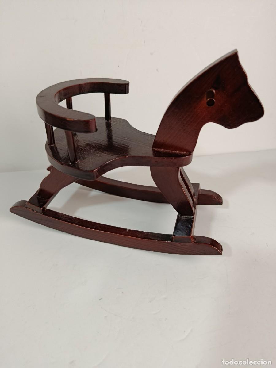 Casas de mu&ntilde;ecas: SILLA BALANCIN DE MADERA FORMA CABALLO - Foto 2